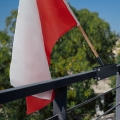 Zestaw: Uchwyt pojedynczy na flagę czarny + flaga POLSKI 110x70 + styl 120