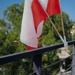 Zestaw: Uchwyt podwójny na flagi srebrny / na balkon, poręcz + flaga POLSKI 110x70 + styl 120