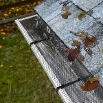 SIATKA NA RYNNY OCHRONNA PRZECIW LIŚCIOM ZANIECZYSZCZENIOM RYNIEN 0,15X6M