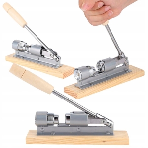 Nussknacker aus Stahl auf Holzsockel, Nussknacker, Nussknacker