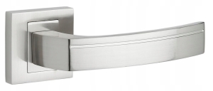PARVA-GRIFF AUF DEM STUHL SQUARE CROSSBOARD SATIN
